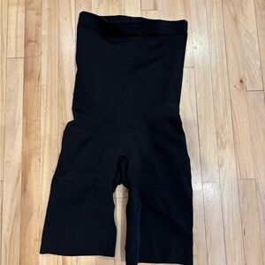 Spanx Mid Thigh Shorts, Size Medium